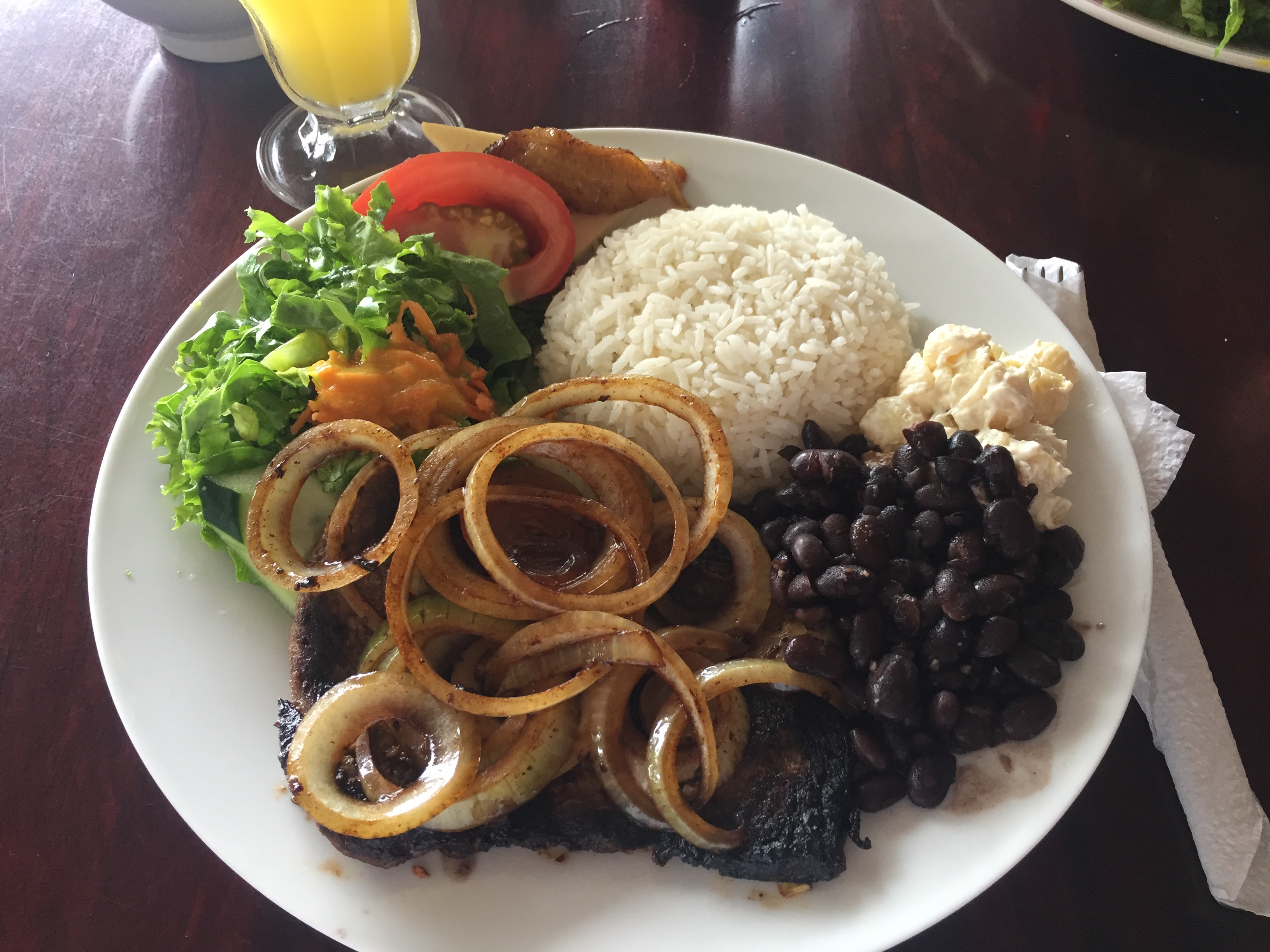 Beefsteak, Bohnen und Reis