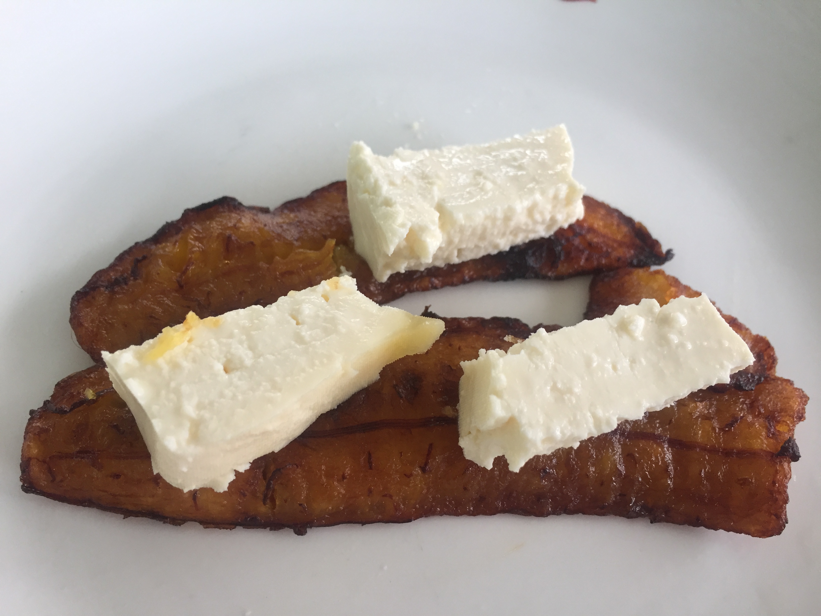 Tostones mit Queso Fresco