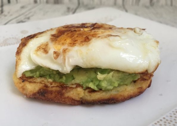 Blumenkohlpuffer mit Avocado und Spiegelei