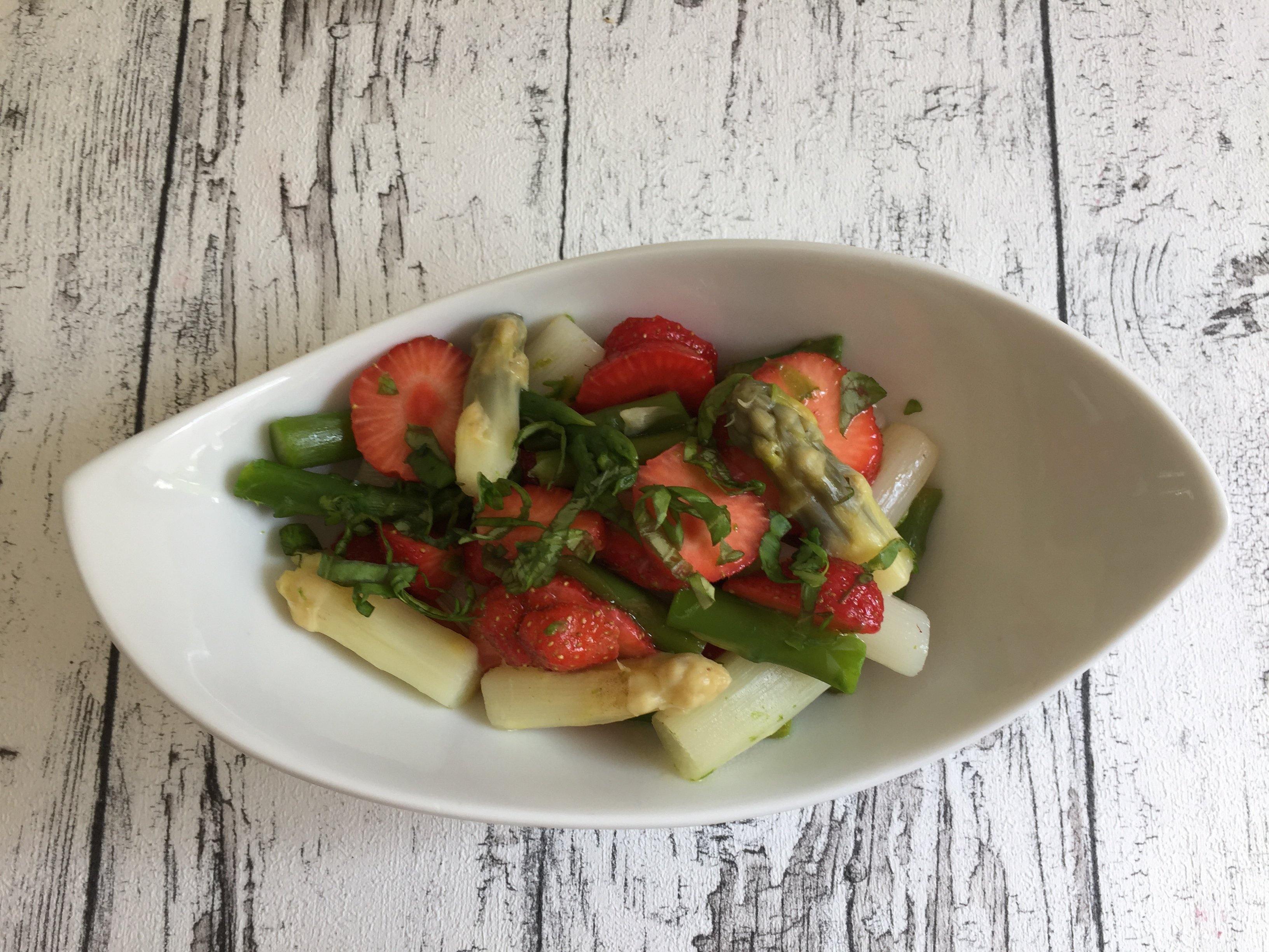 Erdbeer-Spargel-Salat | kochend-heiss.de