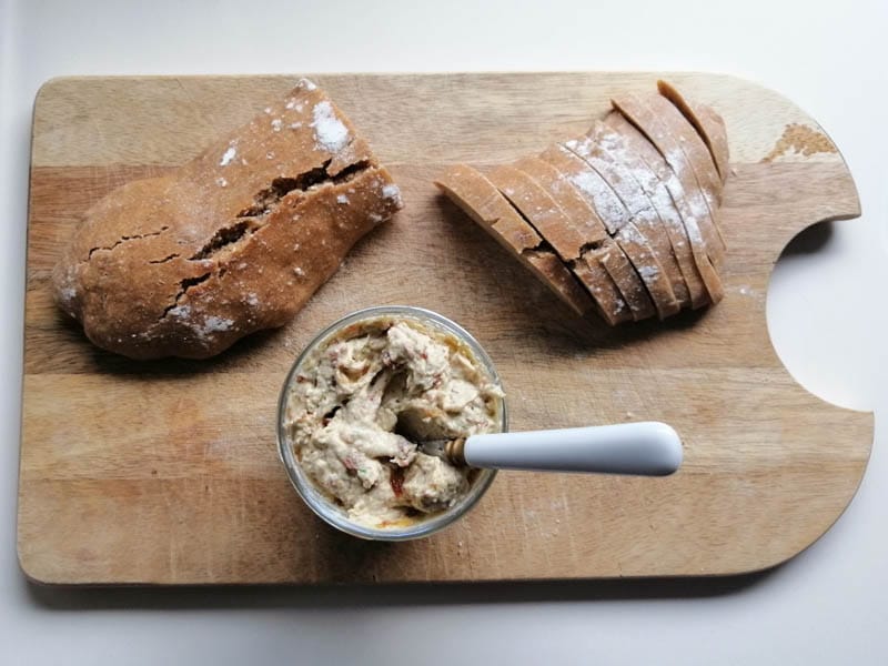 Dip mit Datteln und Frischkäse - Aufstrich pikant &amp; süß | kochend-heiss.de