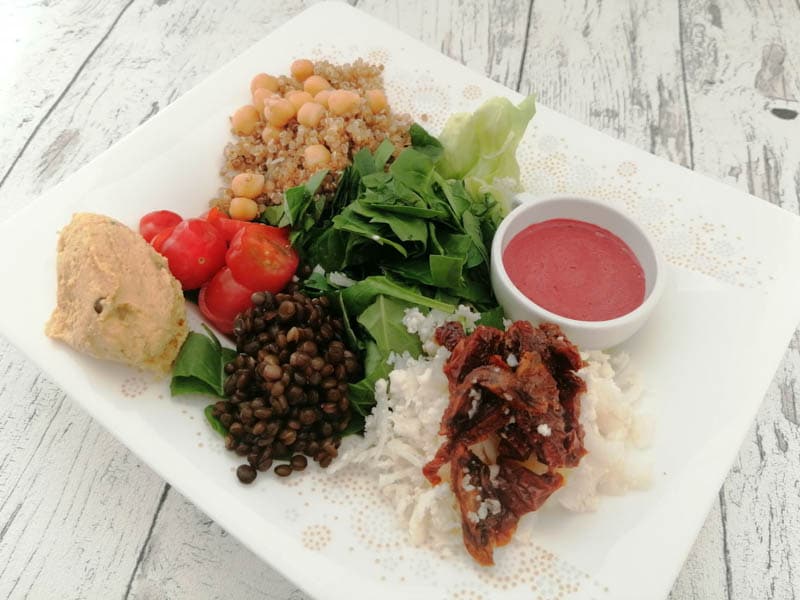 Gemüse Bowl zum Mittag mit Linsen, Quinoa und Kichererbsen