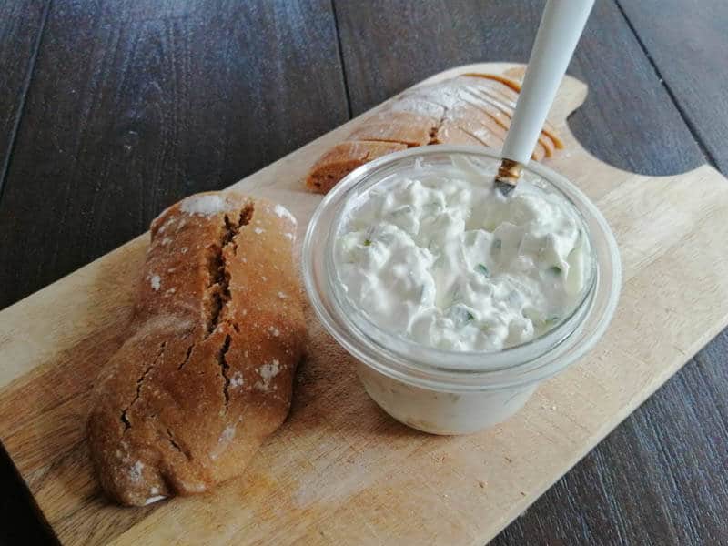 Quark Dip mit Gurke und Feta - zur Grillsaison | kochend-heiss.de