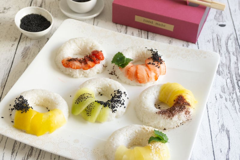 Süße Sushi Donuts mit Erdbeeren, Mango