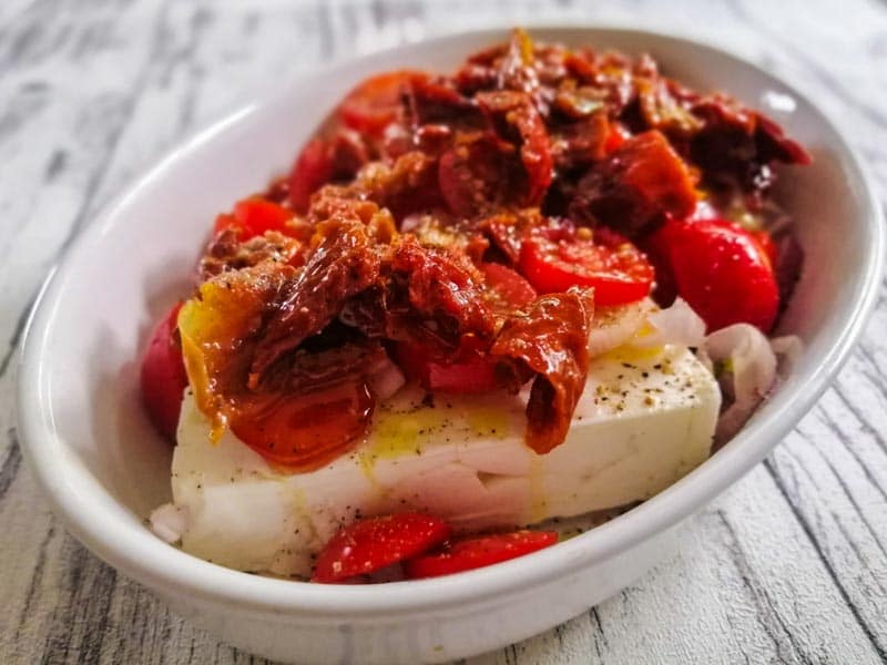 Feta aus dem Ofen mit Tomaten