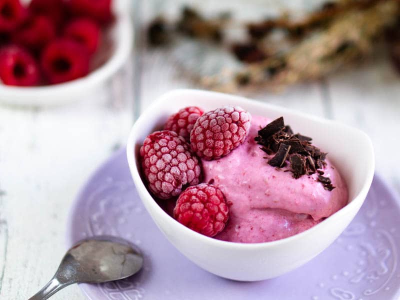 Mandelmilch Eis mit Himbeeren