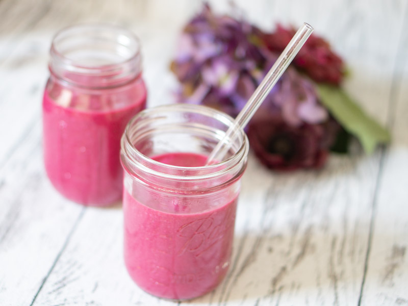 Roter Smoothie mit Beeren, Banane und Roter Beete | kochend-heiss.de