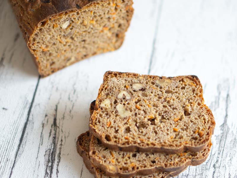 Dinkelbrot mit Walnüssen und Karotten (Vollkornbrot)