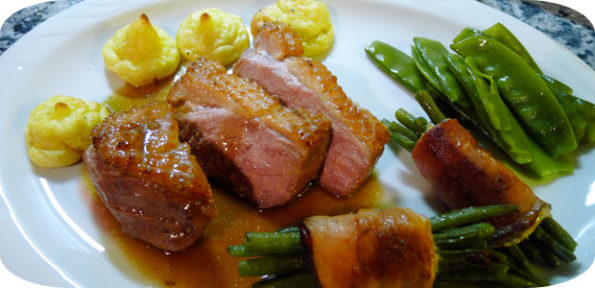 Entenbrust an Balsamicosauce mit Herzoginnenkartoffeln und Bohnen im Speckmantel