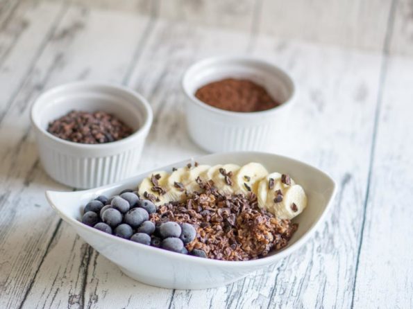 Schoko Porridge mit Kakao Nibs und Leinöl