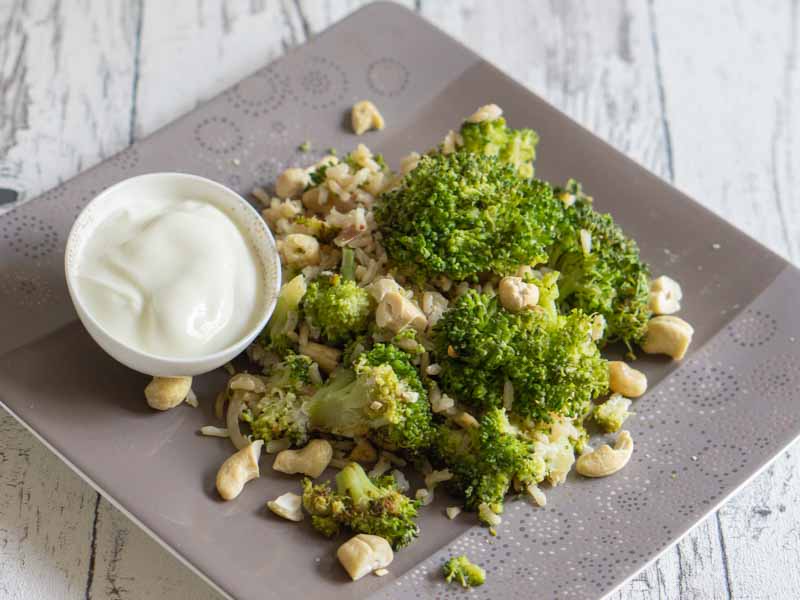 Ofen gerösteter Brokkoli mit Cashews