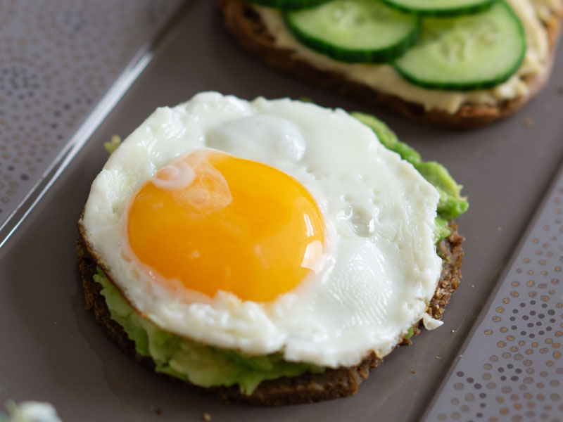 Frühstücksbrot für Gourmets: Avocado mit Ei und Spinat