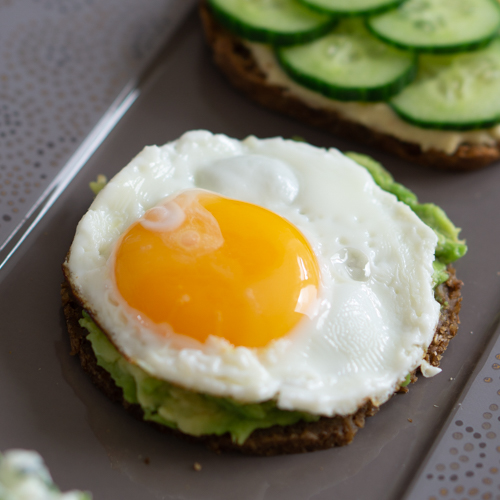 Frühstücksbrot für Gourmets: Avocado mit Ei