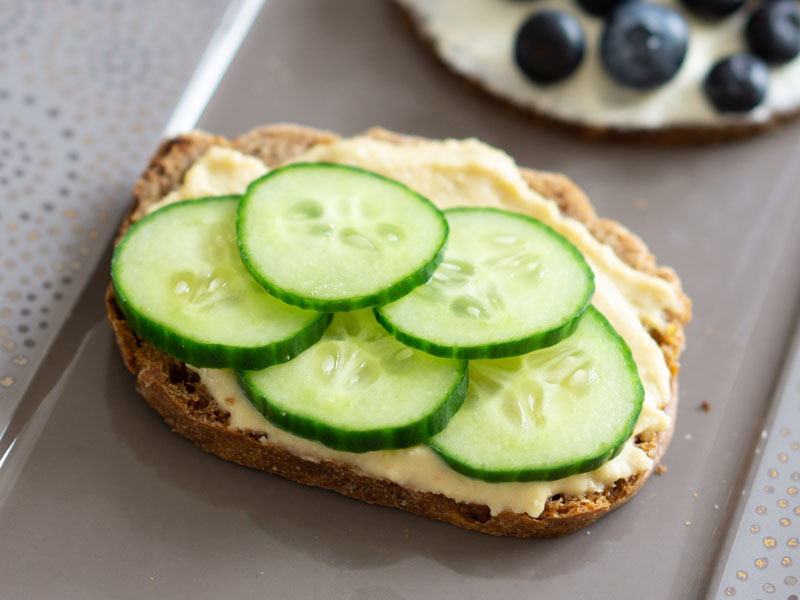 Frühstücksbrot vegan: Hummus mit Gurke