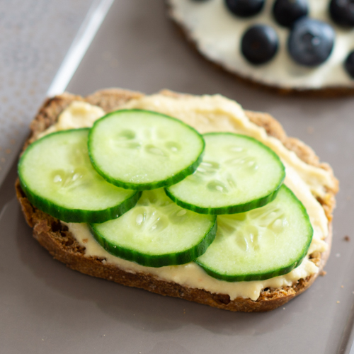 Frühstücksbrot vegan: Hummus und Gurke