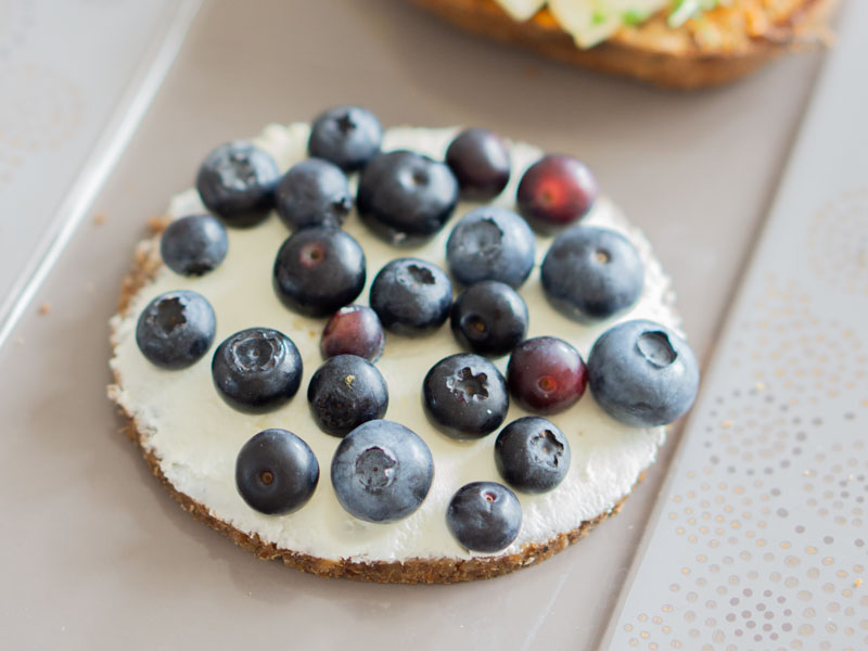 Süßes Frühstück: Frischkäse und Heidelbeeren