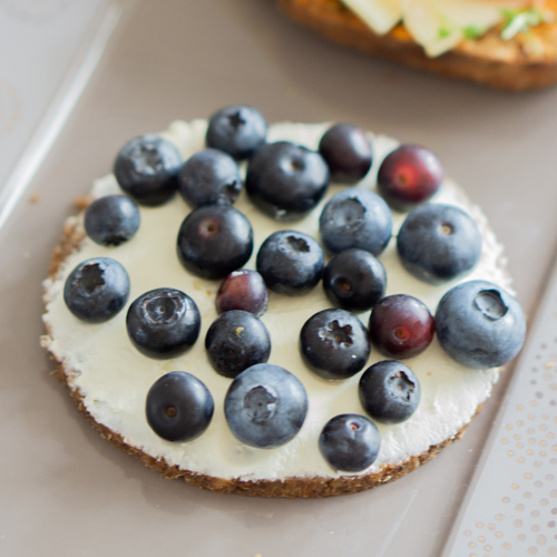 Süßes Frühstück Brot mit Heidelbeeren