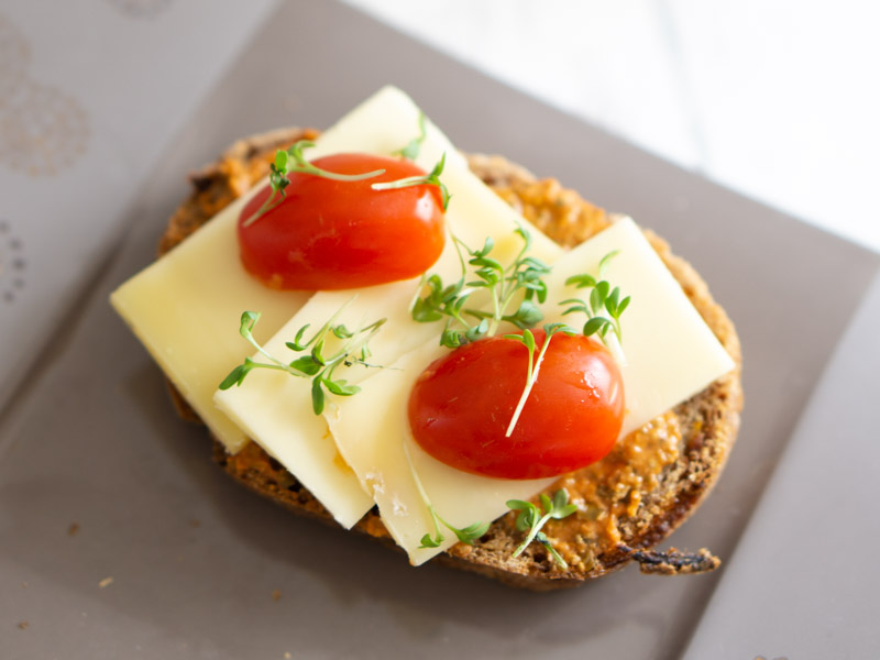 Käse mit Veggie Streich, Tomaten & Sprossen