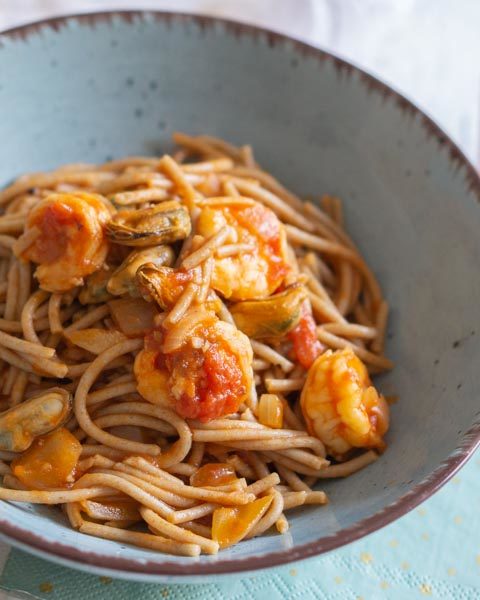 Spaghetti mit Muscheln & Garnelen in Tomatensauce