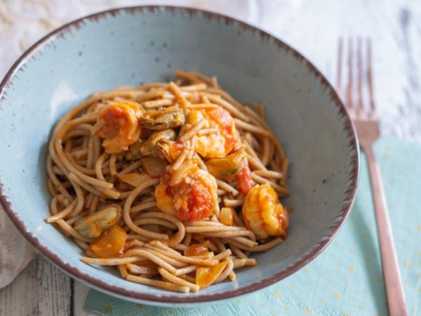 Spaghetti mit Muscheln & Garnelen in Tomatensauce
